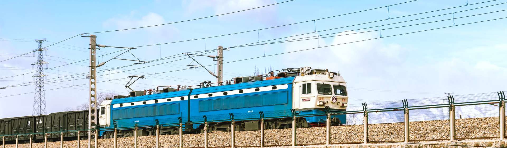 摄图网_507759843_banner_蓝天白云铁路火车行驶（企业商用）.jpg