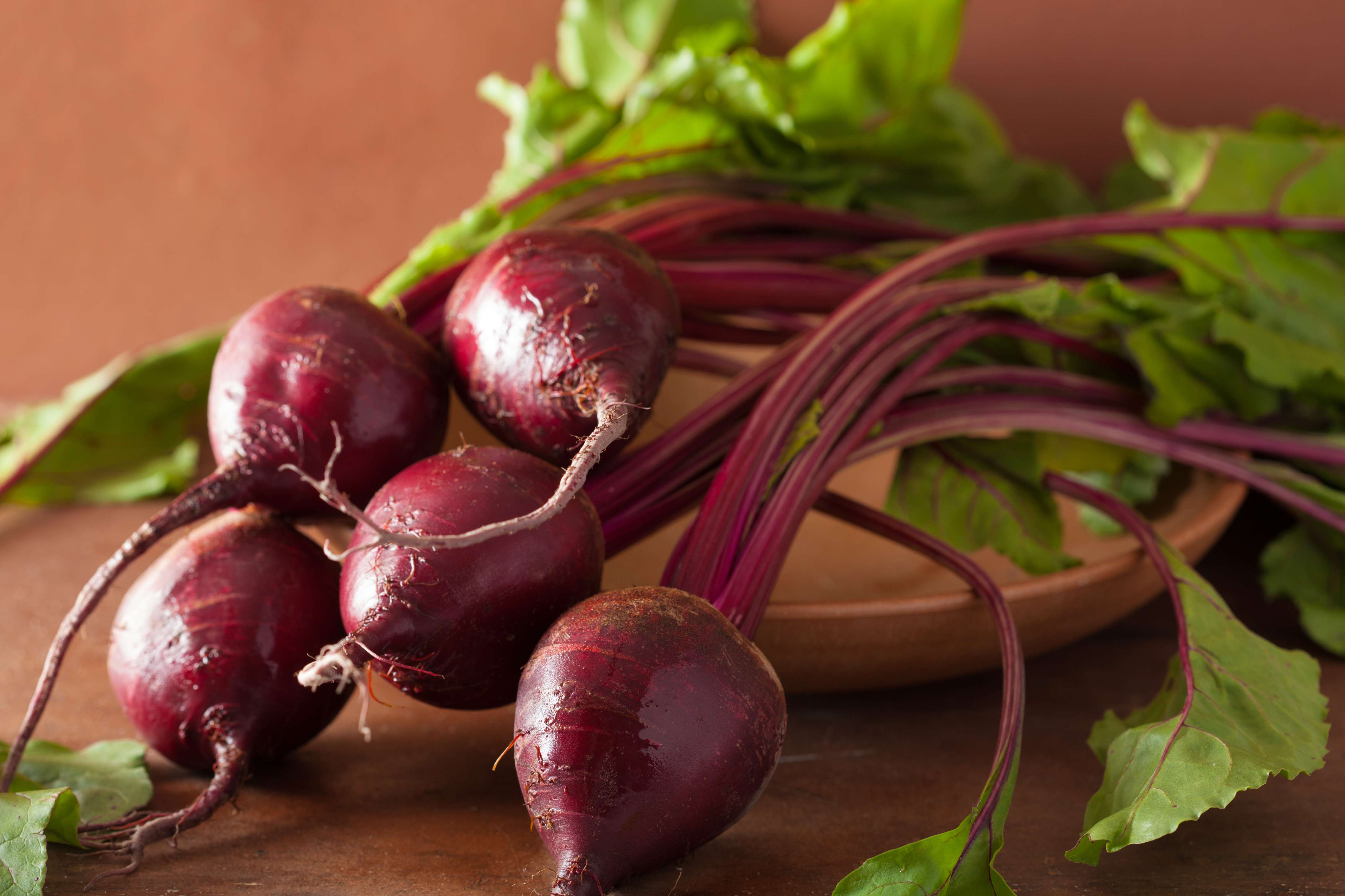 摄图网_303994134_木碗中的新鲜甜菜（企业商用）.jpg