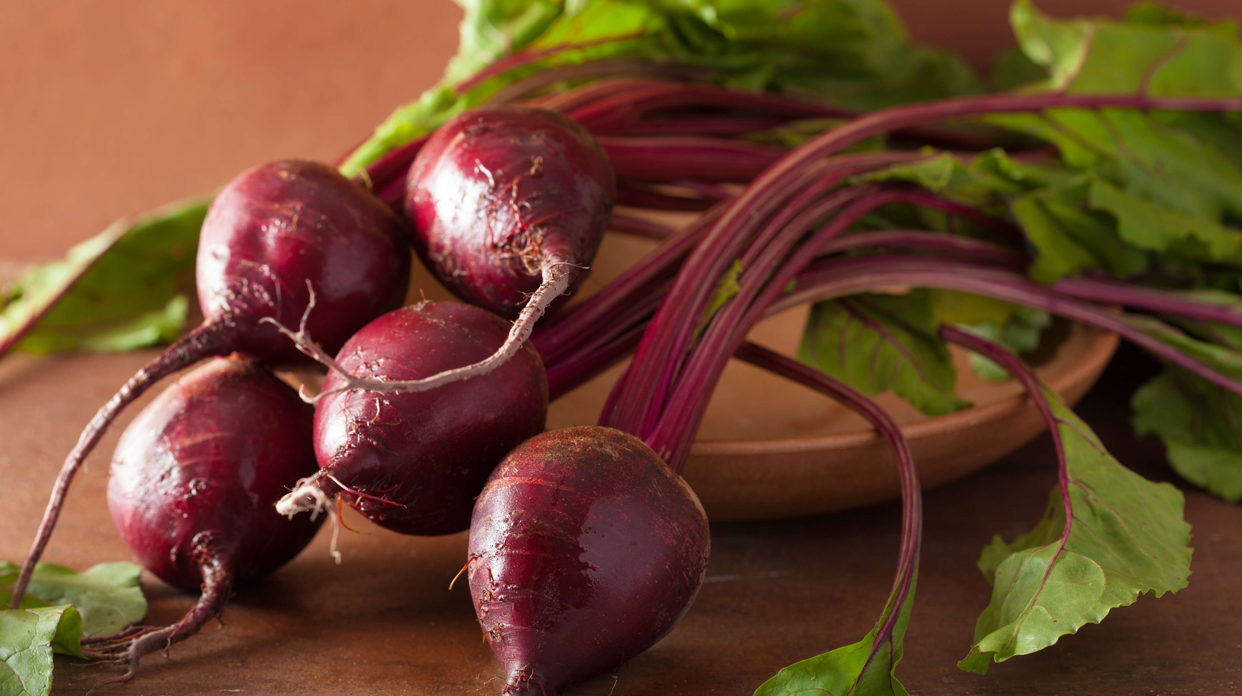摄图网_303994134_木碗中的新鲜甜菜（企业商用）.jpg